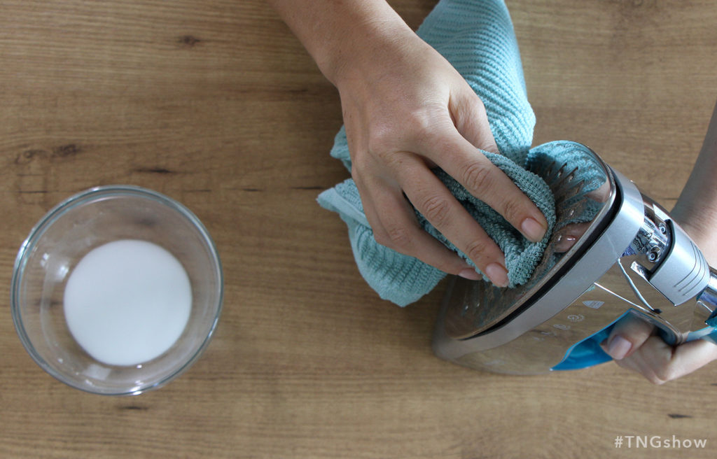 how to clean an iron with baking soda