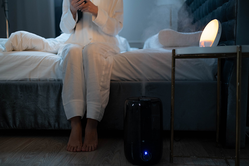 https://prohousekeepers.com/wp-content/uploads/2021/07/humidifier_bedroom_night-1.jpg