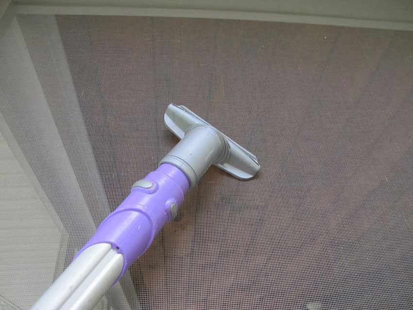 how to clean window screens with vacuum