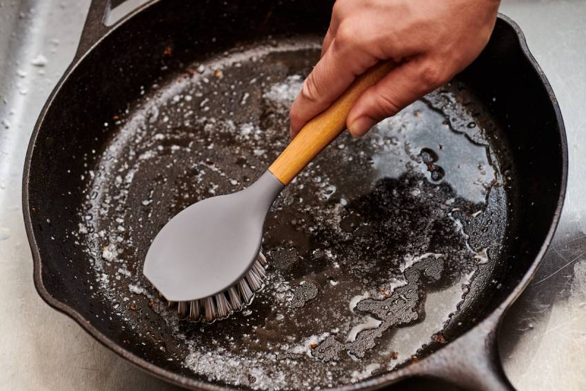 how to clean cast iron pan skillet