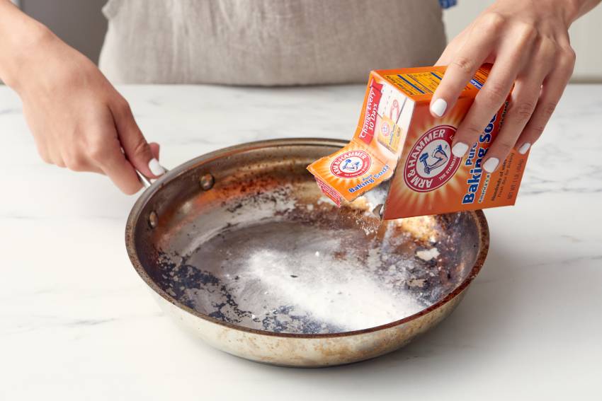 how to clean a pan with baking soda