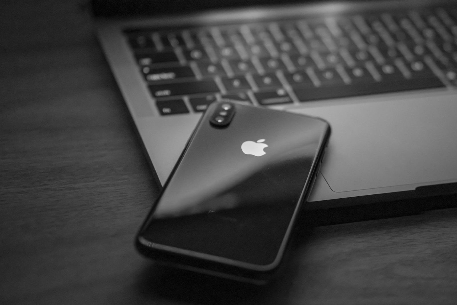 black iphone 7 on macbook pro