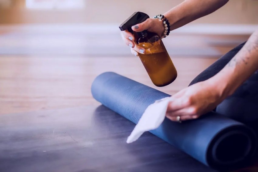 How to Clean a Yoga Mat Easily: Pro Tips and Tricks
